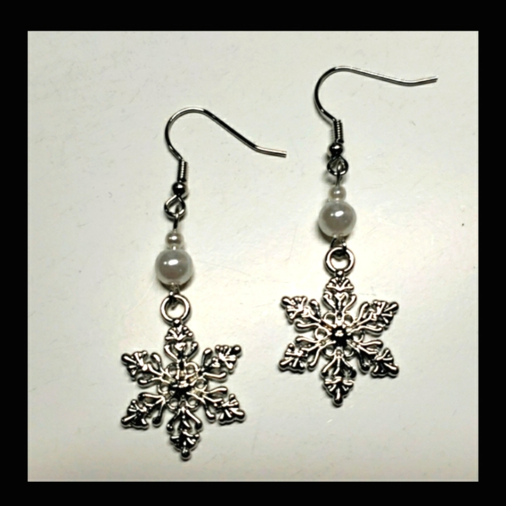 🎄- Silver Snowflake & Pearl Bead Drop Earrings